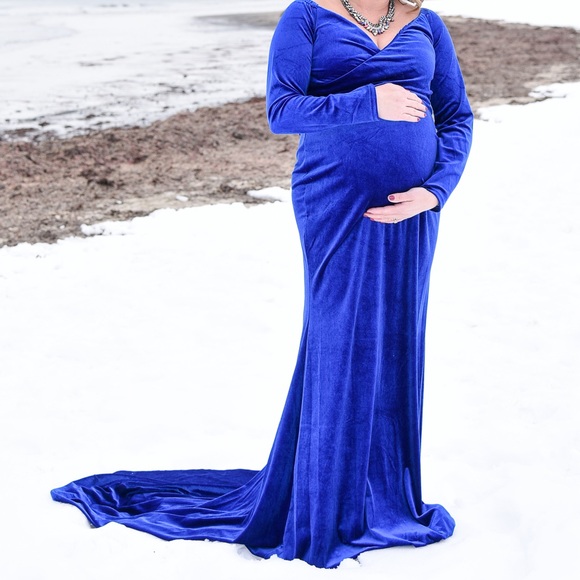 Velvet maternity off shoulder gown with train - Picture 2 of 9